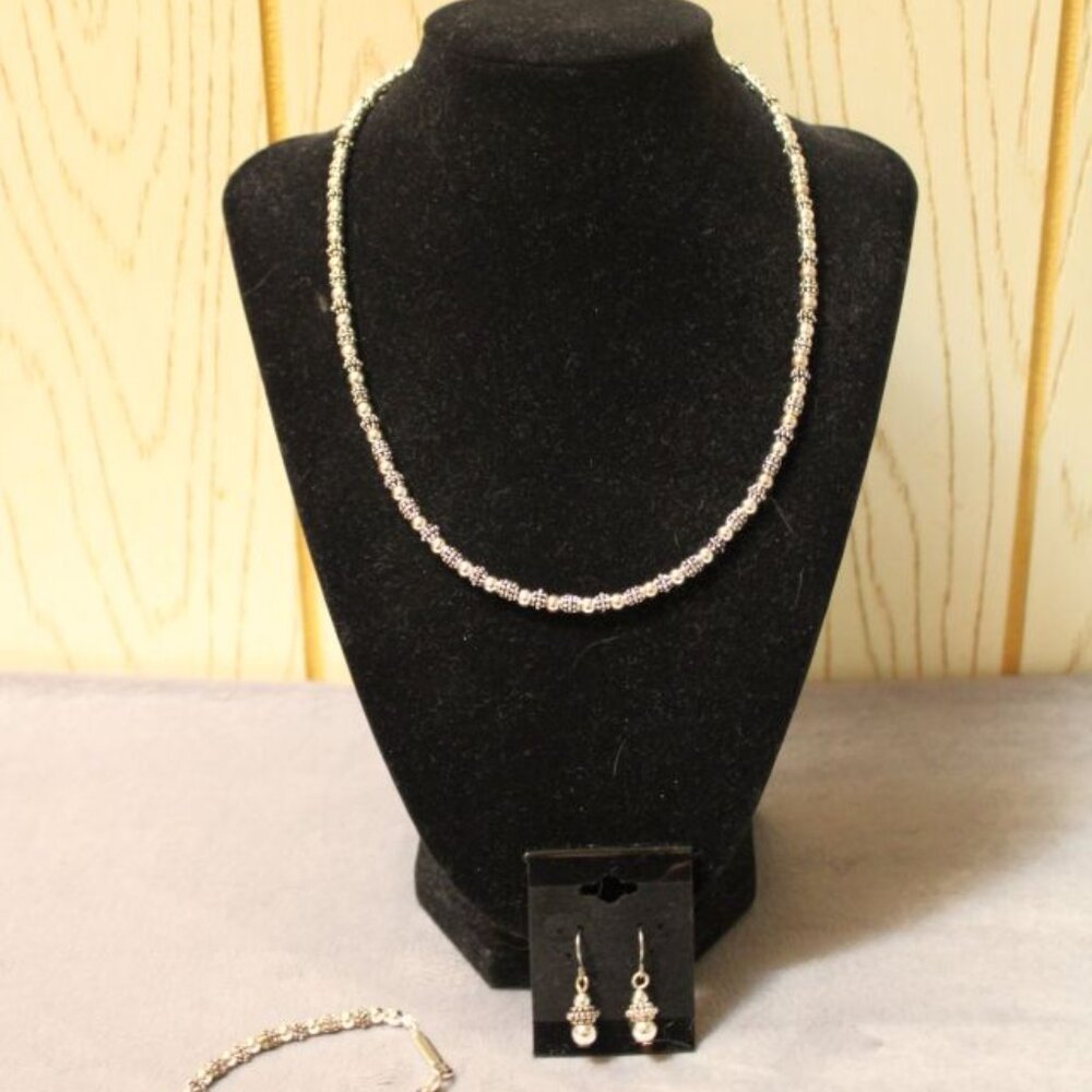 Silver Tone Necklace/Bracelet/Earrings Set - Like New